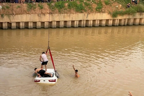Nghệ An: tìm thấy thi thể bé trai sau vụ tai nạn ô tô lao xuống kênh