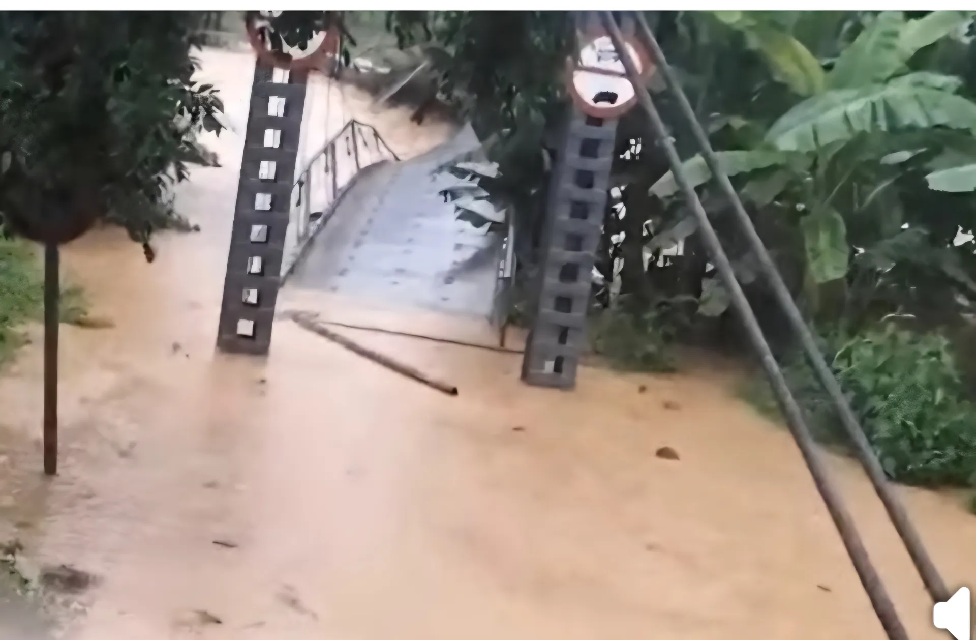 Xã Mường Quàng (Nghệ An): hơn 100 hộ dân bị cô lập do mưa lũ