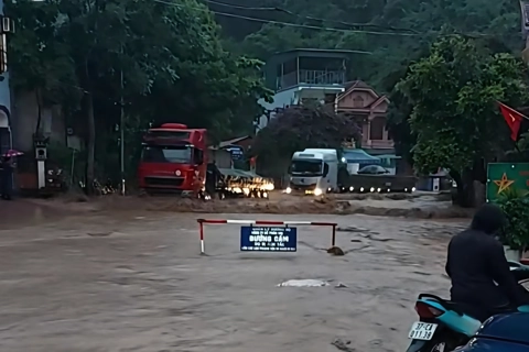 Nghệ An: người dân xã Mường Xén chật vật chạy lũ