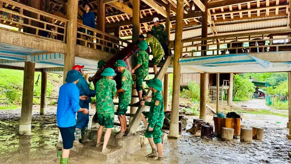 Bộ đội biên phòng dốc sức hỗ trợ người dân vùng lũ Nghệ An