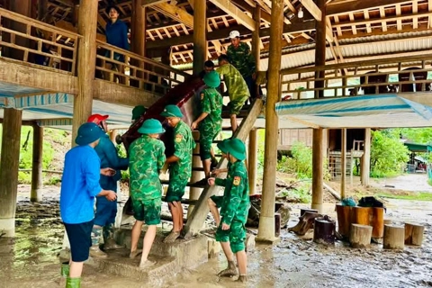 Bộ đội biên phòng dốc sức hỗ trợ người dân vùng lũ Nghệ An