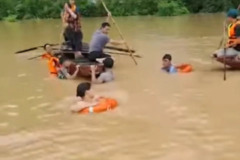 Nghệ An: nỗ lực tìm kiếm người đàn ông nghi bị lũ cuốn trôi