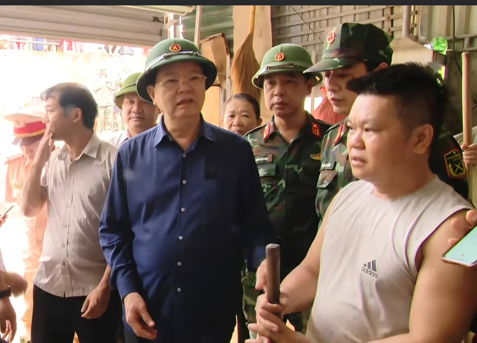 Phó Thủ tướng Mai Văn Chính thăm hỏi, động viên Nhân dân vùng lũ ở Nghệ An
