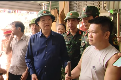 Phó Thủ tướng Mai Văn Chính thăm hỏi, động viên Nhân dân vùng lũ ở Nghệ An
