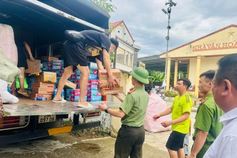 Nghệ An: đường vừa thông, nhiều đoàn xe cứu trợ đến với bà con vùng lũ
