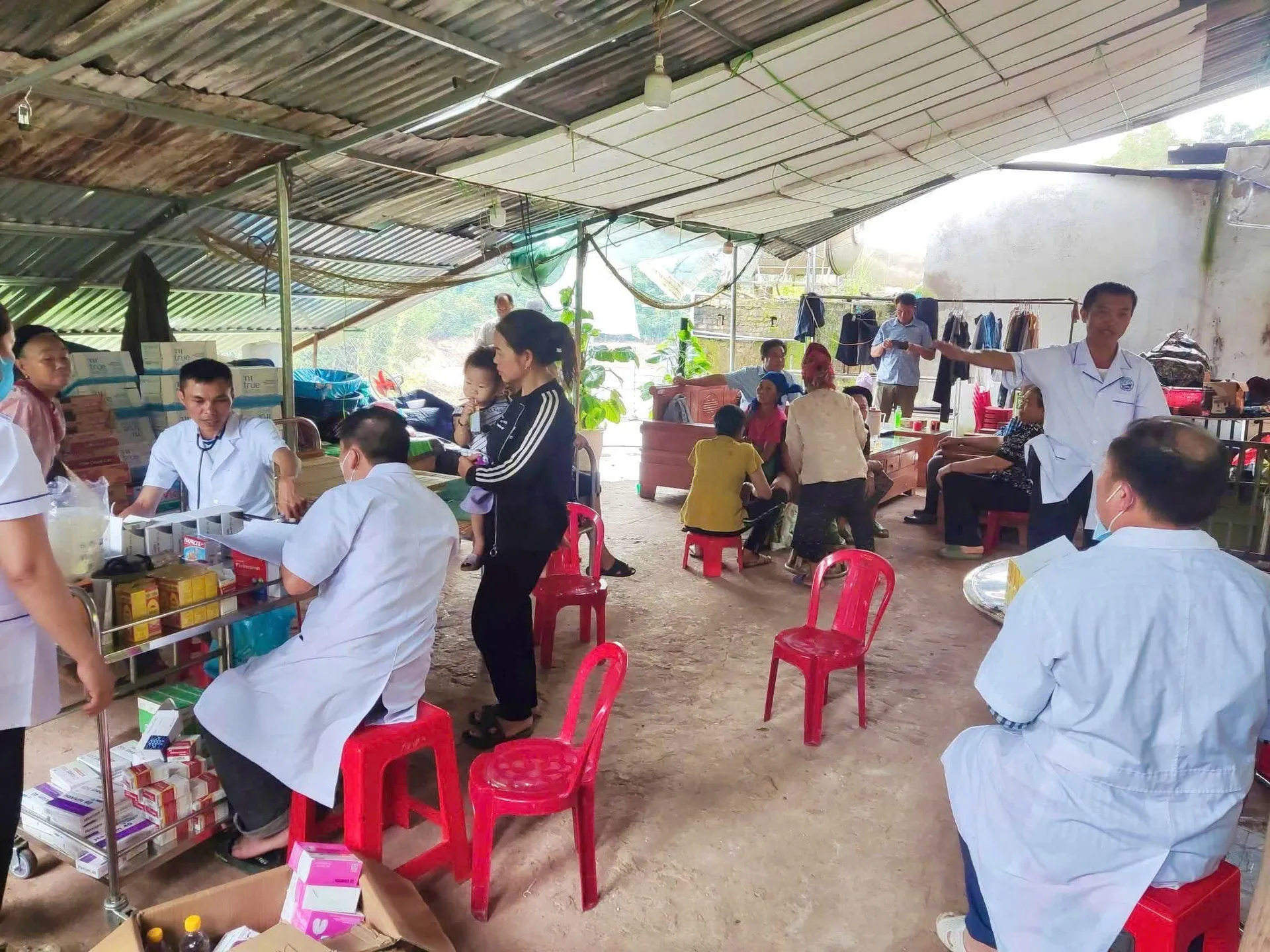 Lập cơ sở y tế dã chiến điều trị bệnh cho Nhân dân vùng lũ 