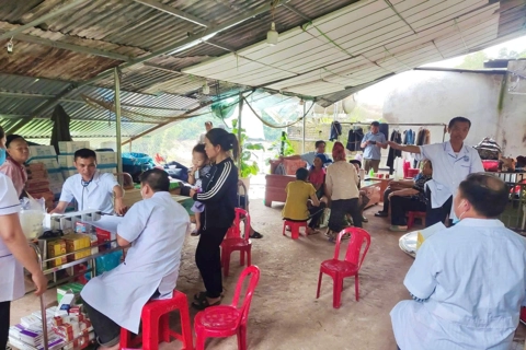 Lập cơ sở y tế dã chiến điều trị bệnh cho Nhân dân vùng lũ 