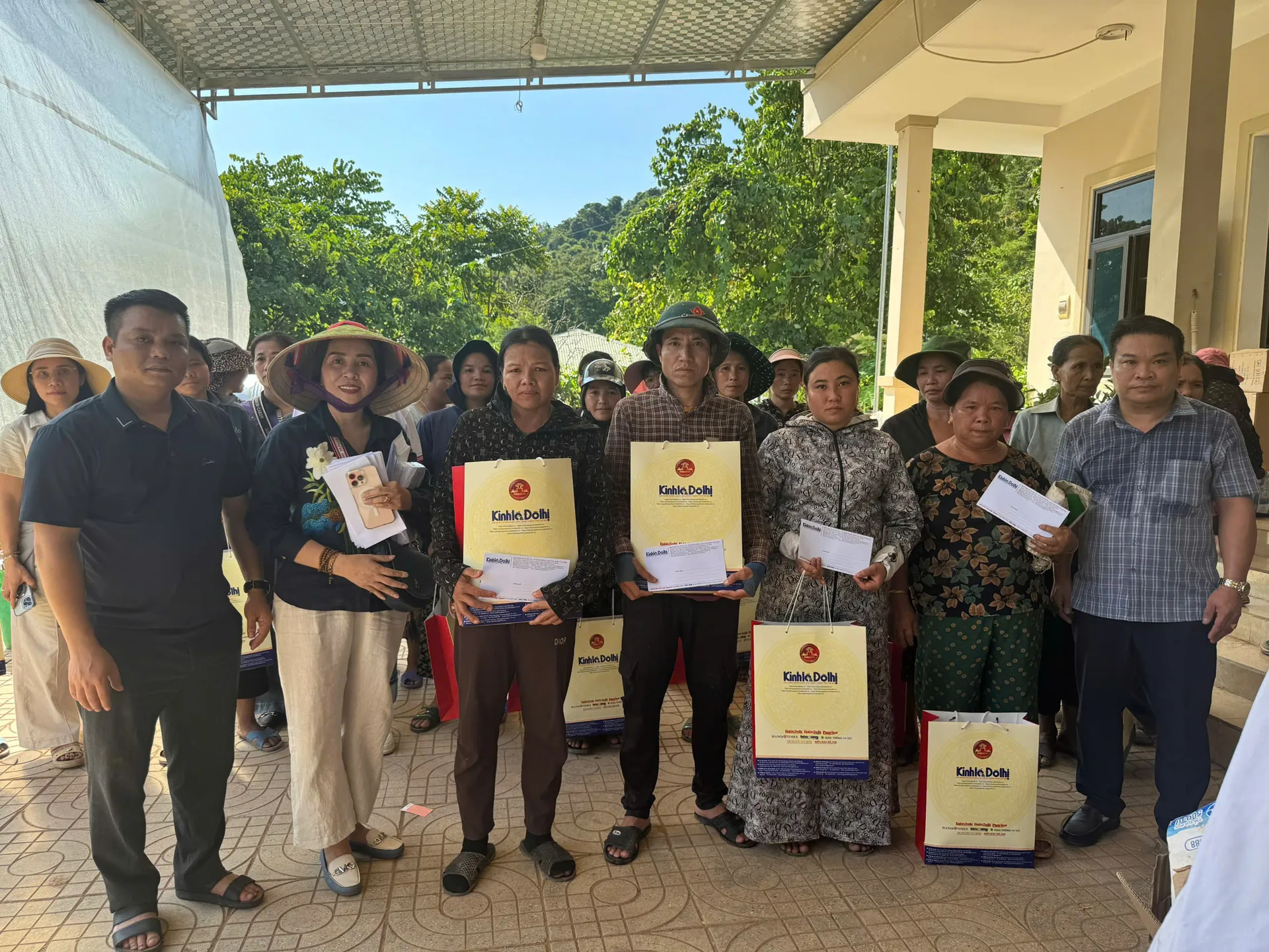 Báo Kinh tế & Đô thị tặng quà người dân bị ảnh hưởng lũ lụt tại xã Nhôn Mai, tỉnh Nghệ An 
