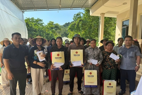 Báo Kinh tế & Đô thị tặng quà người dân bị ảnh hưởng lũ lụt tại xã Nhôn Mai, tỉnh Nghệ An 
