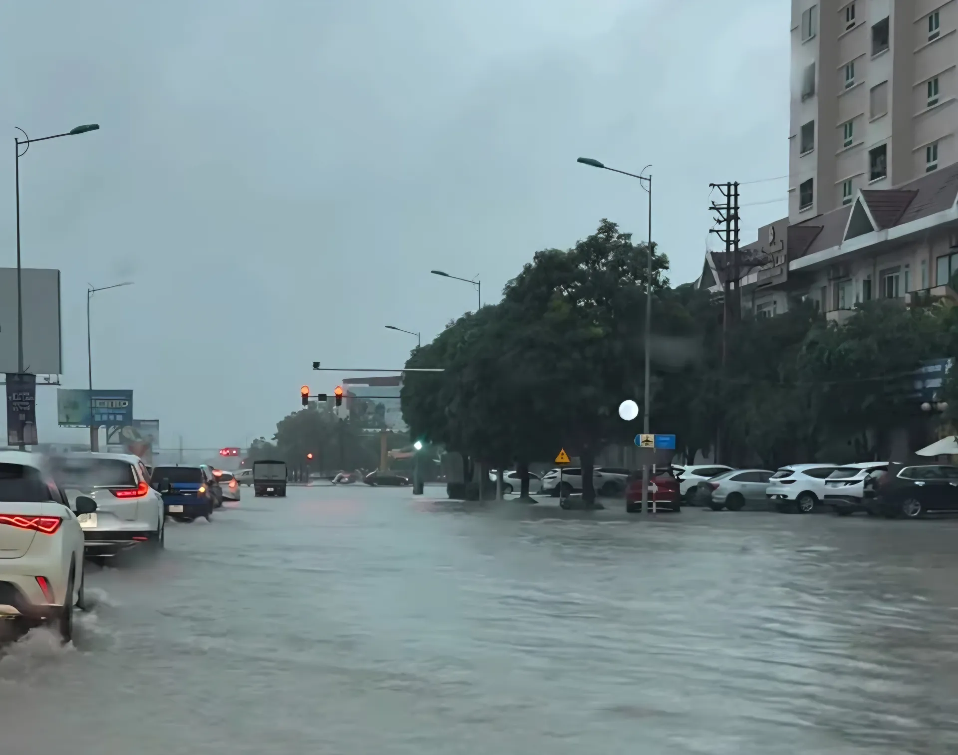 Nghệ An: mưa lớn kéo dài khiến nhiều tuyến đường ngập sâu