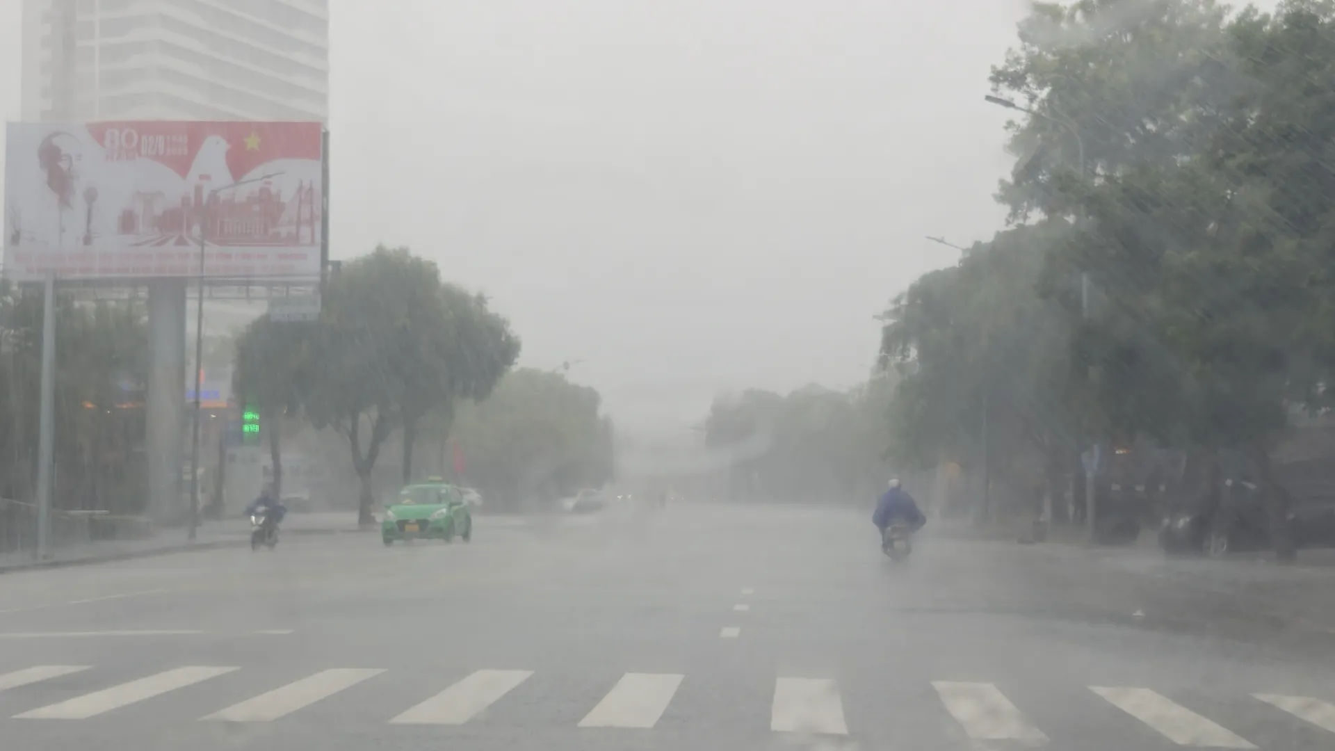 Nghệ An: hàng quán đóng cửa, đường phố thưa vắng trước bão số 5