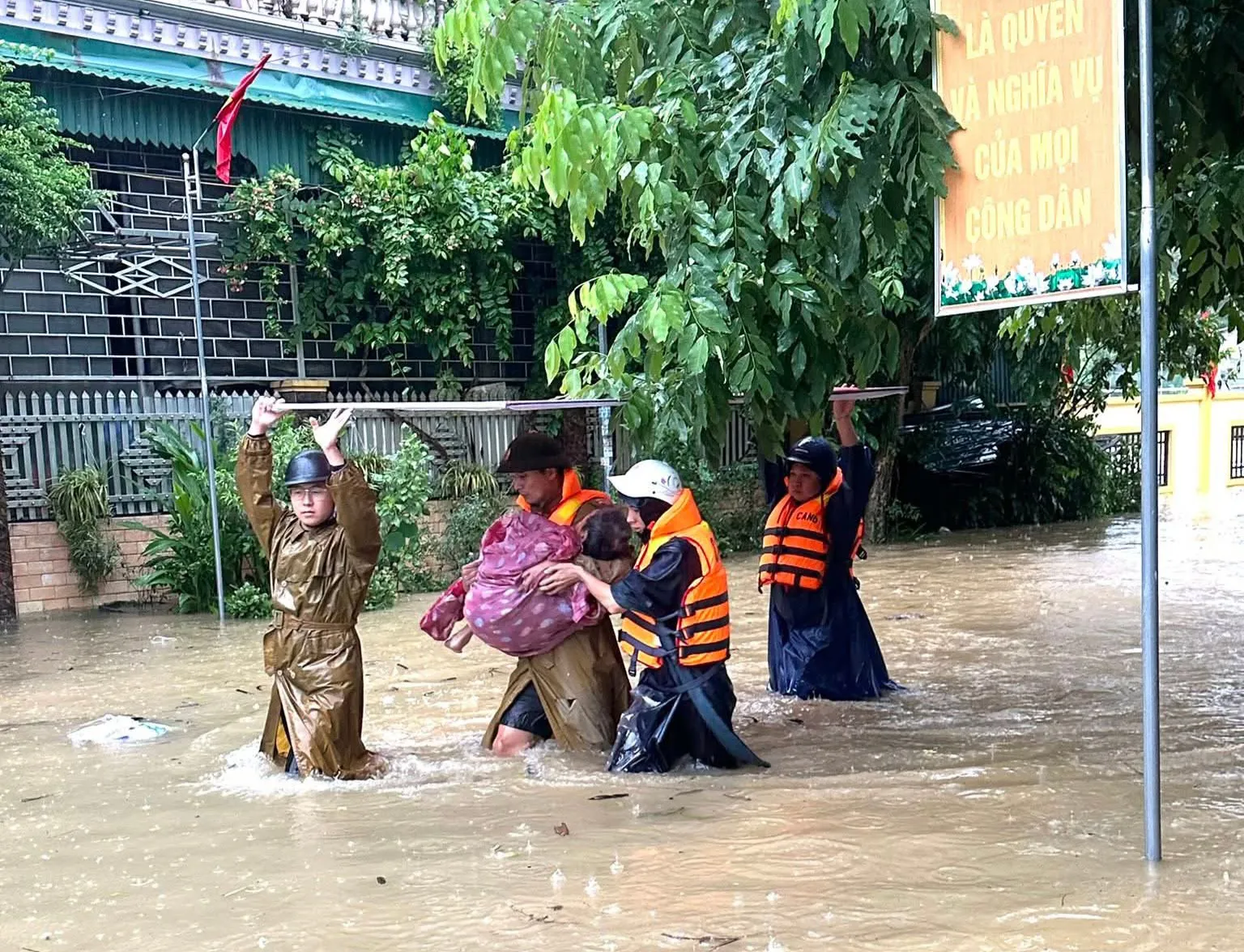 Nghệ An: nhiều xã di dời dân khẩn cấp vì ngập lụt sau bão số 5