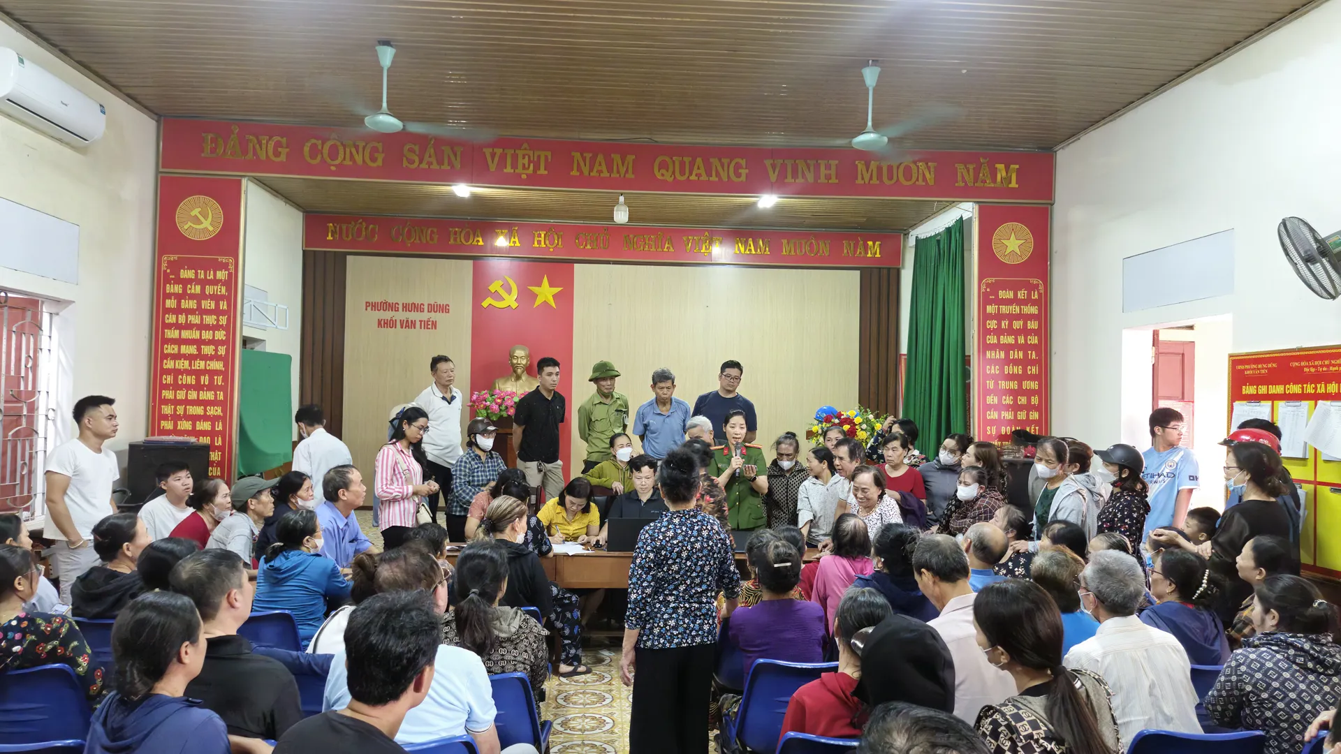 Nghệ An: người dân vui mừng đón nhận quà của Chính phủ trước dịp Quốc khánh