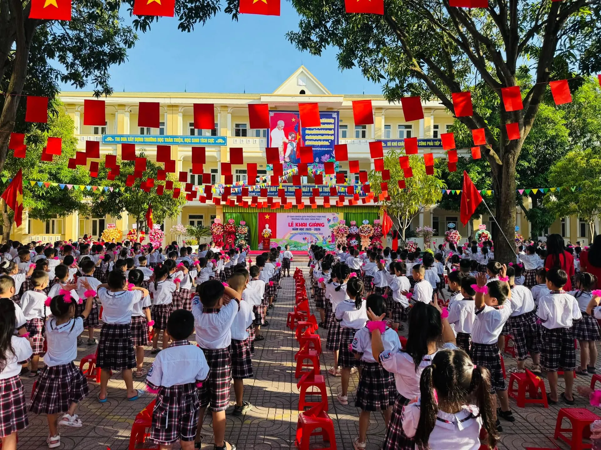 Hơn 945.000 học sinh Nghệ An hân hoan bước vào năm học mới