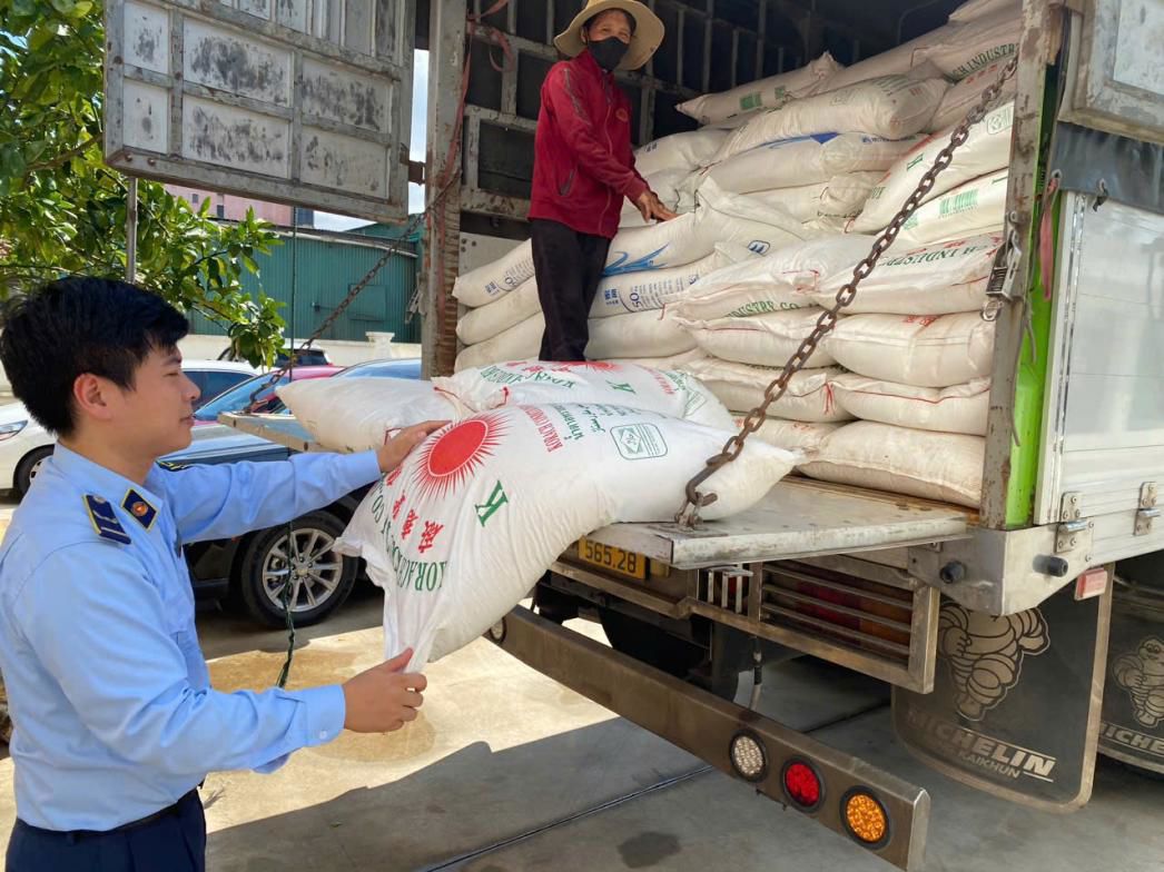 Nghệ An: phát hiện xe tải vận chuyển 3 tấn đường cát trắng nghi nhập lậu