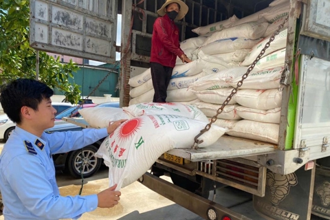 Nghệ An: phát hiện xe tải vận chuyển 3 tấn đường cát trắng nghi nhập lậu