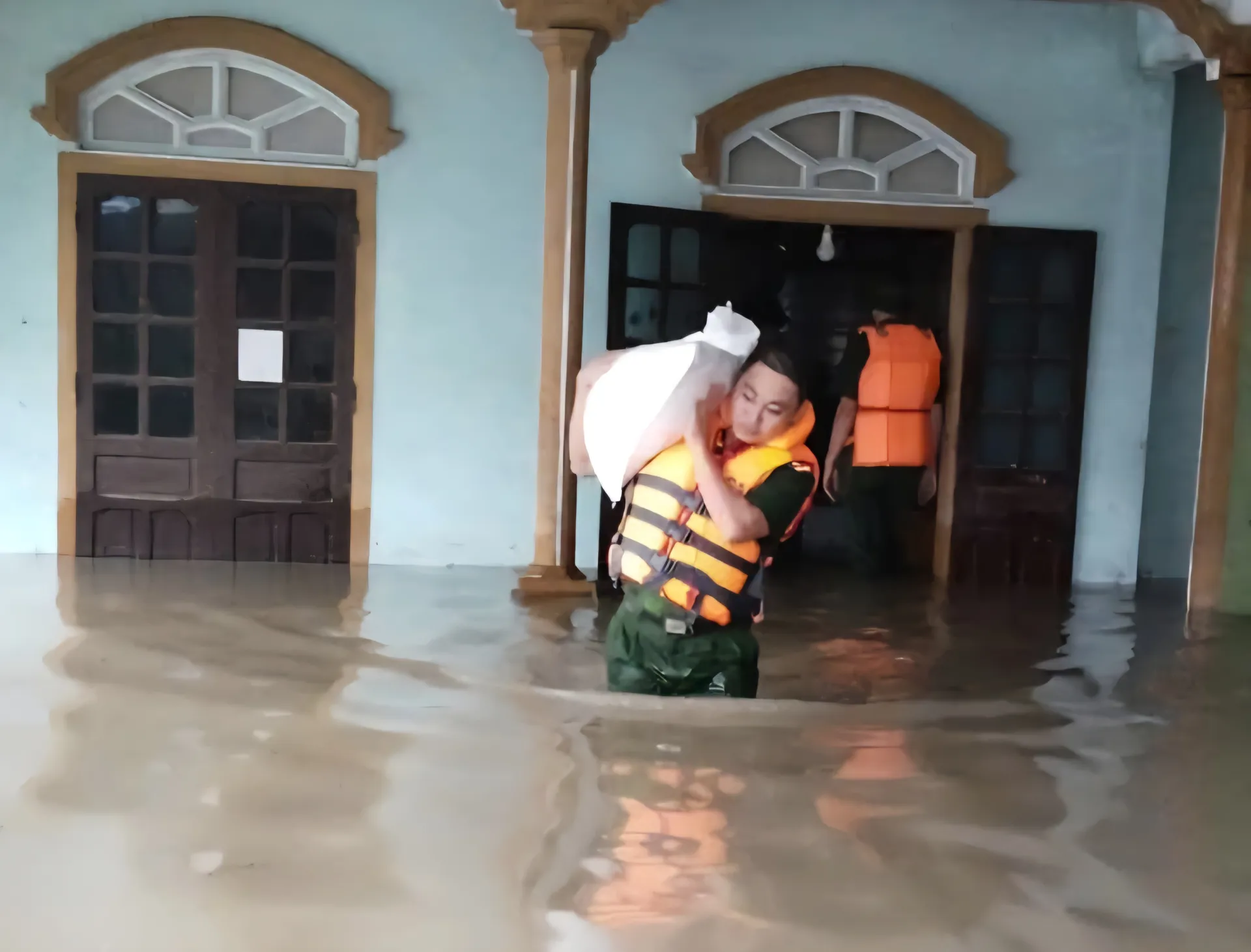 Nghệ An: di dời dân, nhiều tuyến đường ách tắc vì ngập nước 