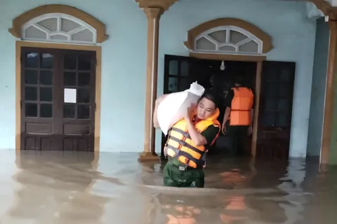 Nghệ An: di dời dân, nhiều tuyến đường ách tắc vì ngập nước 