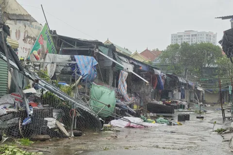 Nghệ An ngổn ngang sau bão số 10