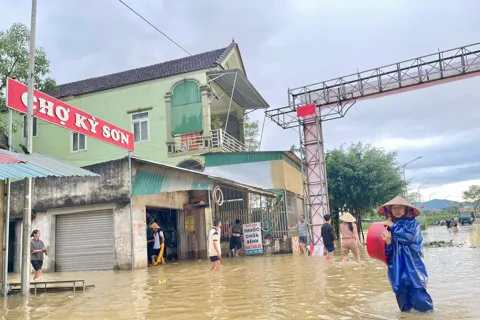 Nghệ An: người dân xã Tân Kỳ tất bật chạy lũ sau bão số 10