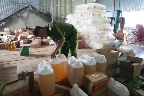 Nghệ An: bắt giữ giám đốc doanh nghiệp sản xuất dầu ăn giả