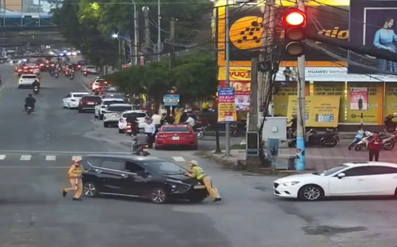 Nghệ An: tạm giữ hình sự đối tượng lao xe vào Cảnh sát giao thông