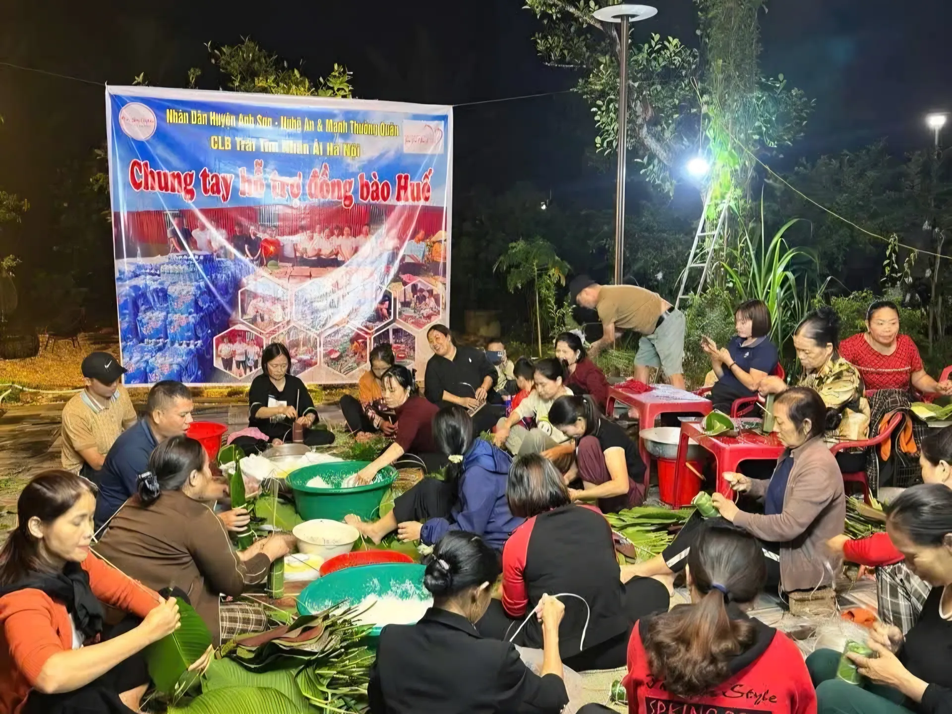 Người dân Nghệ An chia sẻ khó khăn với bà con vùng lũ lụt