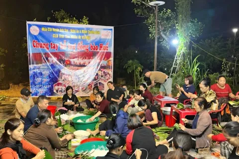 Người dân Nghệ An chia sẻ khó khăn với bà con vùng lũ lụt