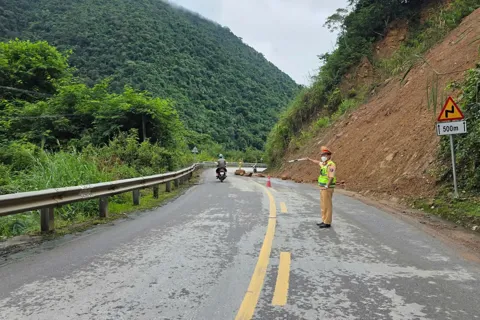 Nghệ An: mưa kéo dài, nhiều tuyến đường bị sạt lở gây ách tắc