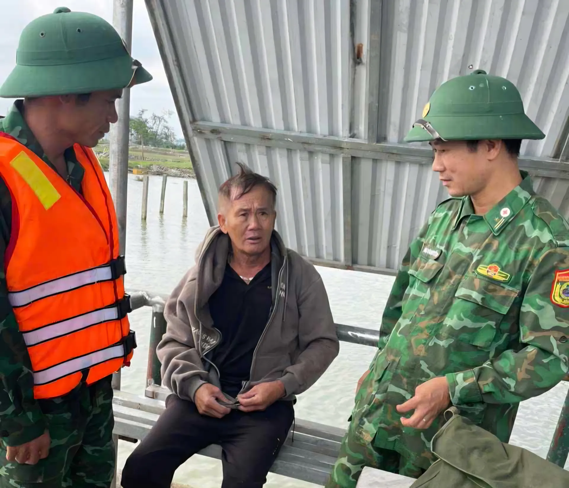 Nghệ An: kịp thời cứu ba ngư dân gặp nạn khi đang đánh cá trên biển