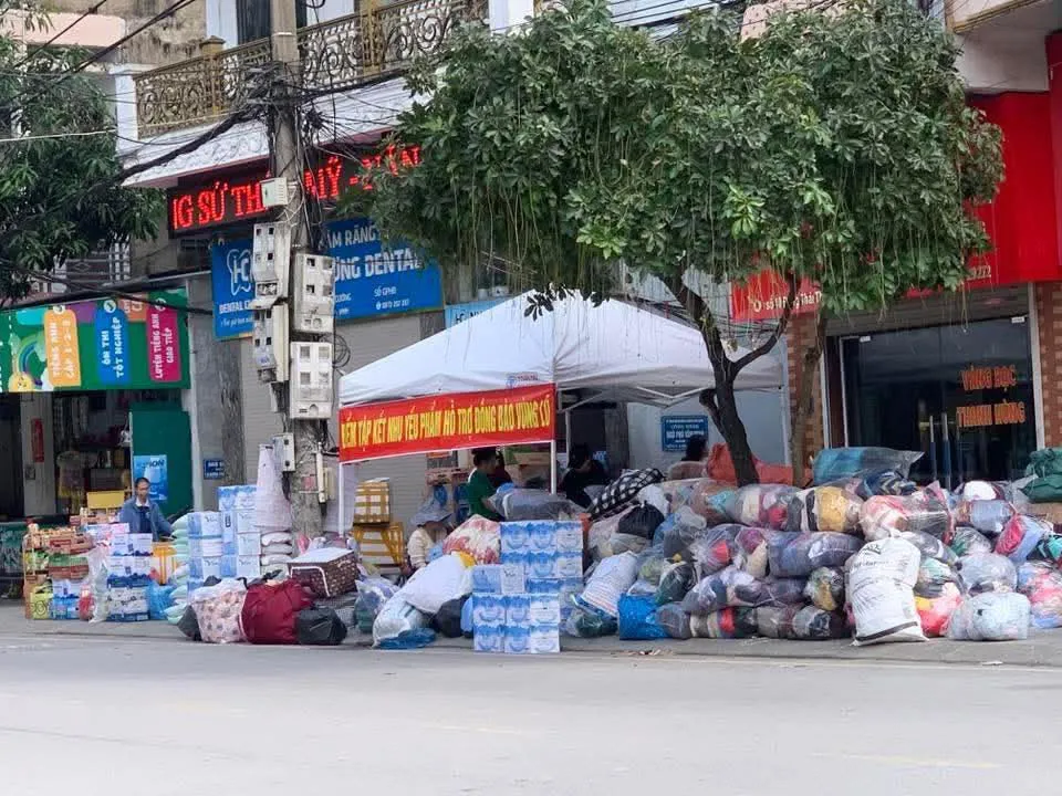 Khi ngõ phố, số nhà trở thành nơi tập kết hàng hóa ủng hộ bà con vùng lũ