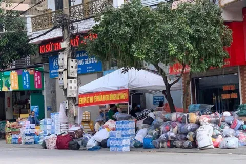 Khi ngõ phố, số nhà trở thành nơi tập kết hàng hóa ủng hộ bà con vùng lũ 