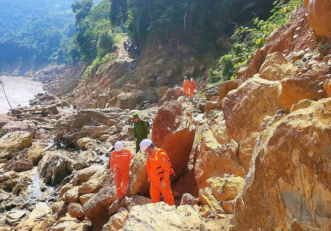 Công ty điện lực Nghệ An vượt khó khăn, quyết tâm với công trình điện về vùng lõm