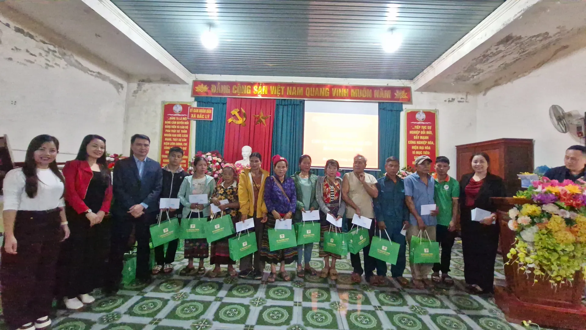 Nghệ An: mang mùa Xuân đến sớm với bà con vùng biên