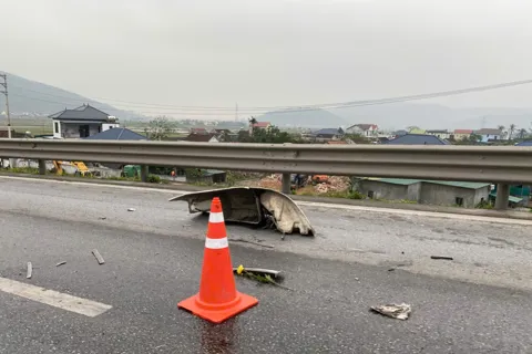 Nghệ An: liên tiếp xảy sự cố giao thông khiến cao tốc Bắc Nam "tê liệt" nhiều giờ