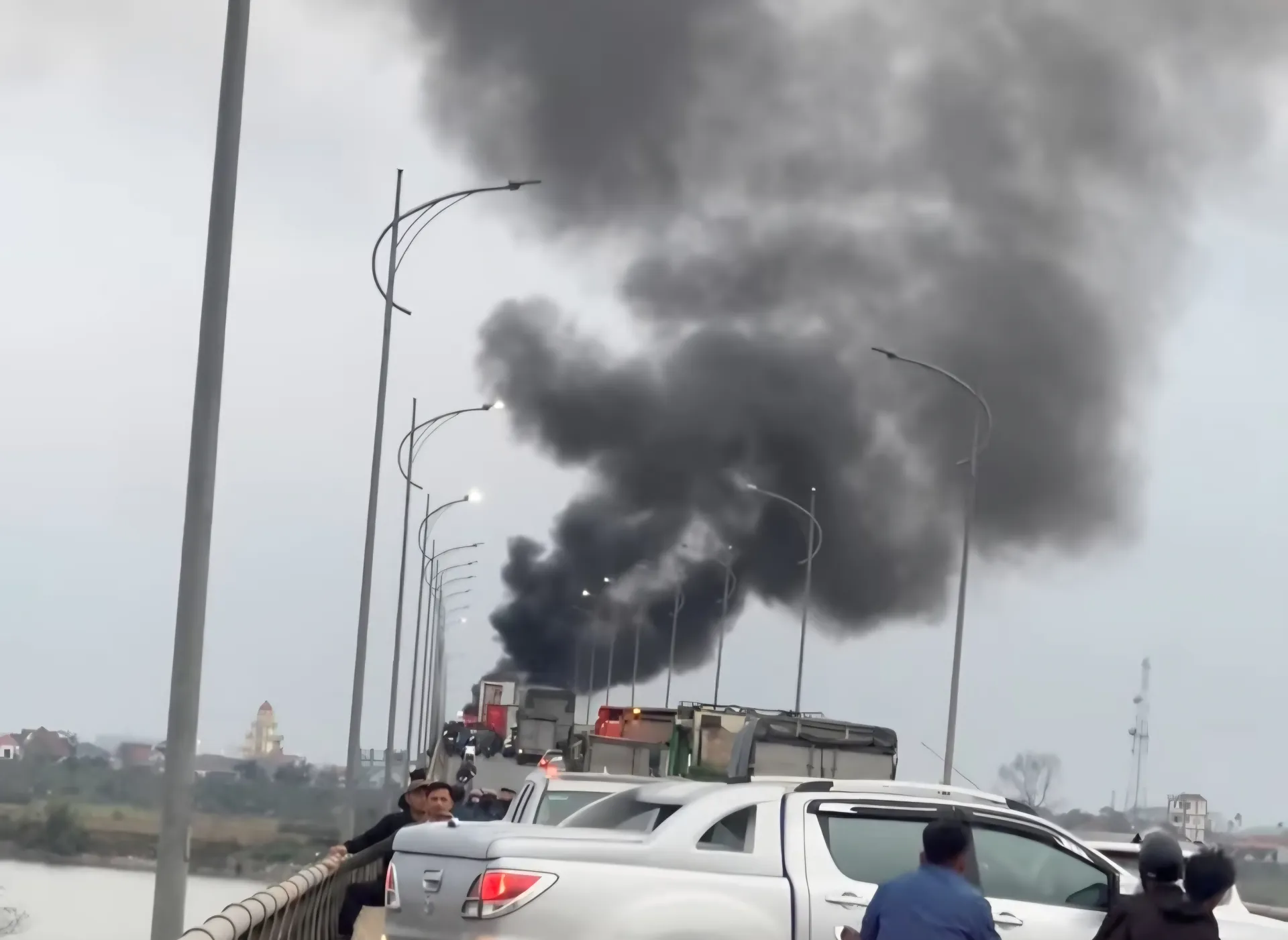 Nghệ An: xe ô tô 5 chỗ bất ngờ bốc cháy trên cầu Yên Xuân 