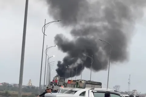 Nghệ An: xe ô tô 5 chỗ bất ngờ bốc cháy trên cầu Yên Xuân 