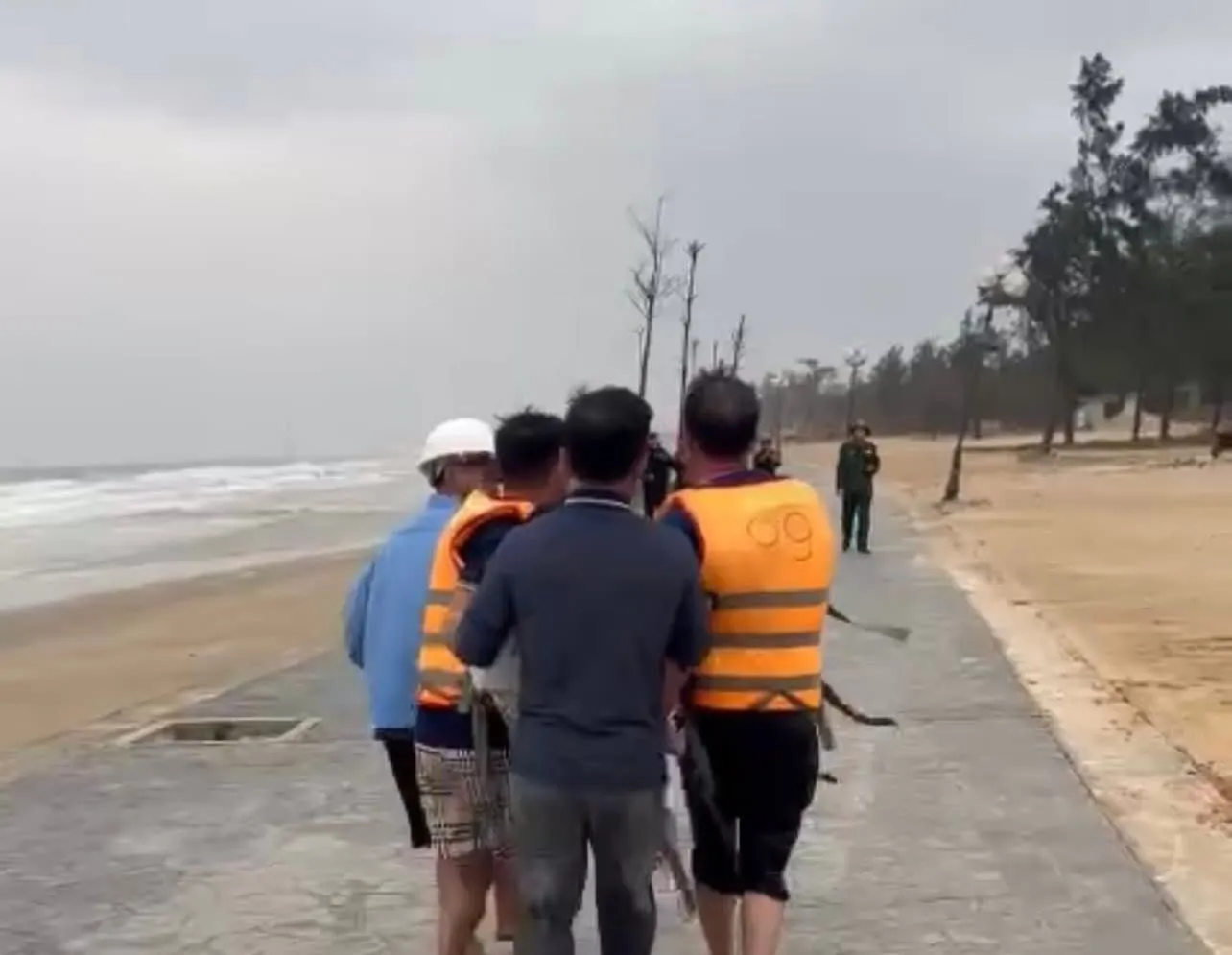 Nghệ An: kịp thời cứu hai ngư dân thoát nạn trên biển Cửa Lò 