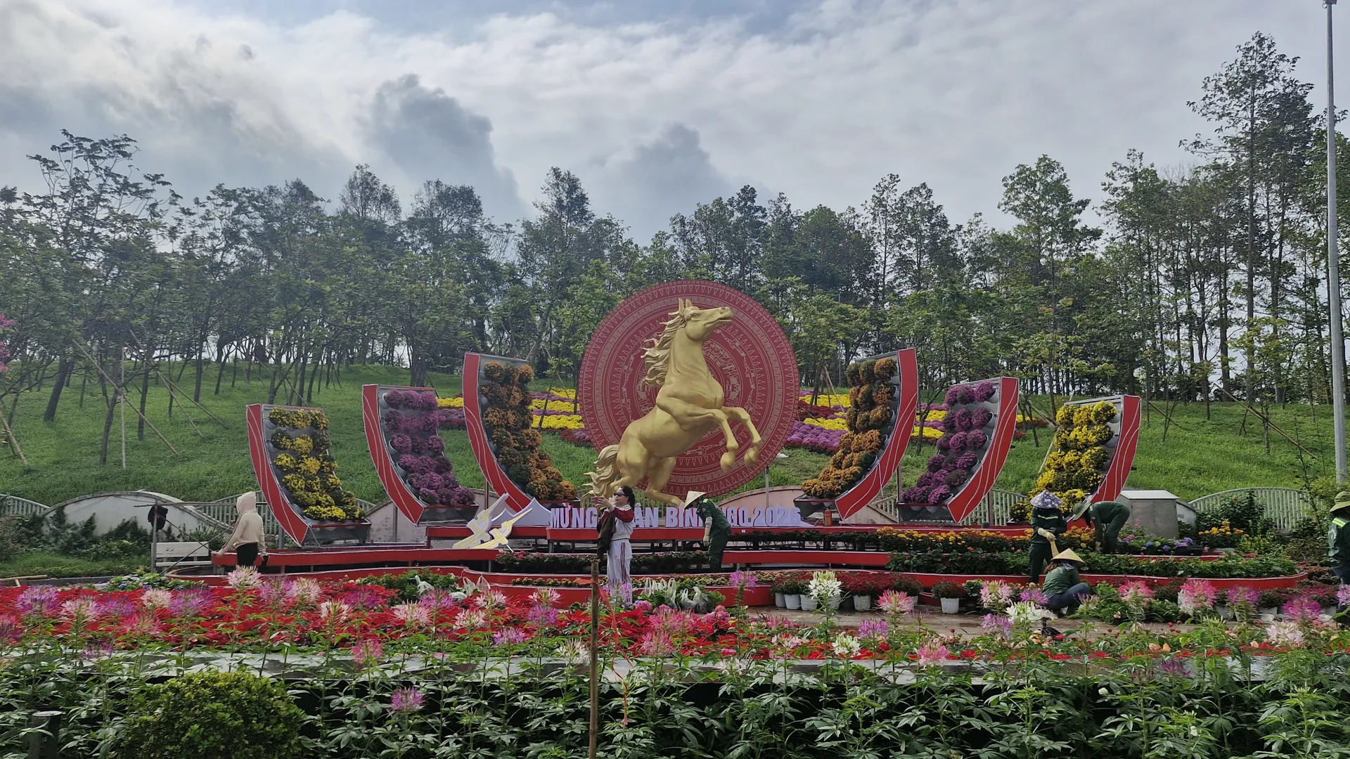 Nghệ An: linh vật ngựa ấn tượng, đường hoa nghệ thuật rực rỡ hút khách du Xuân