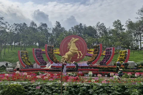 Nghệ An: linh vật ngựa ấn tượng, đường hoa nghệ thuật rực rỡ hút khách du Xuân