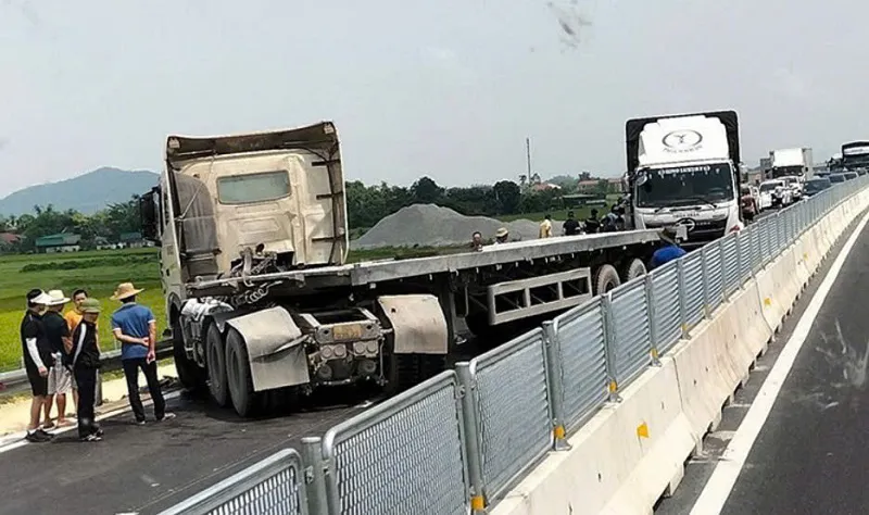 Hà Tĩnh: xe đầu kéo nổ lốp, cao tốc Bắc - Nam ách tắc