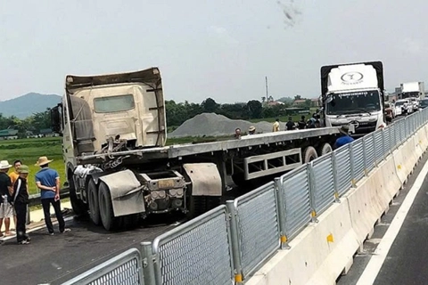 Hà Tĩnh: xe đầu kéo nổ lốp, cao tốc Bắc - Nam ách tắc