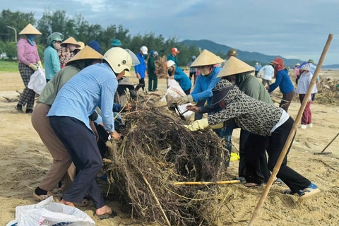Hà Tinh: huy động lực lượng ra quân làm sạch bãi biển
