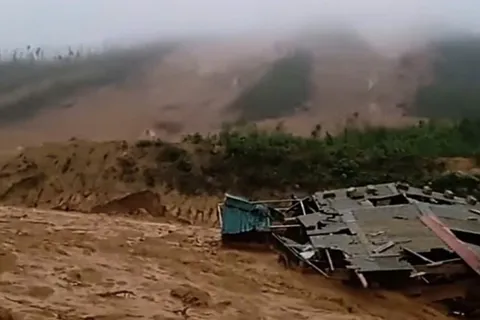 Hà Tĩnh: cận cảnh sạt lở núi nghiêm trọng do mưa lớn kéo dài