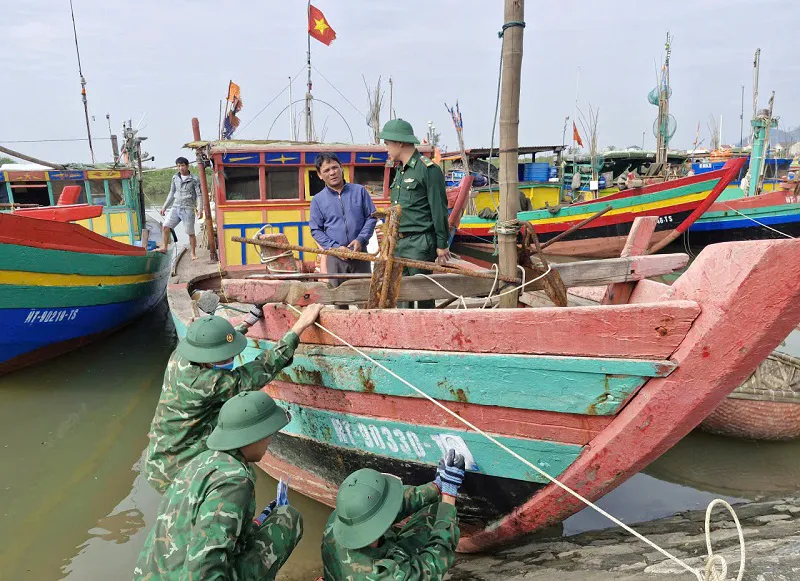 Hà Tĩnh: tập trung sơn, vẽ biển số tàu cá sau mưa bão