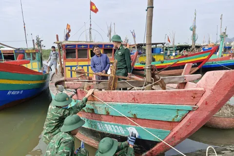 Hà Tĩnh: tập trung sơn, vẽ biển số tàu cá sau mưa bão