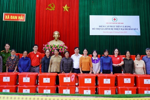 Hội Chữ thập đỏ Việt Nam tặng quà cho người dân Hà Tĩnh sau mưa bão