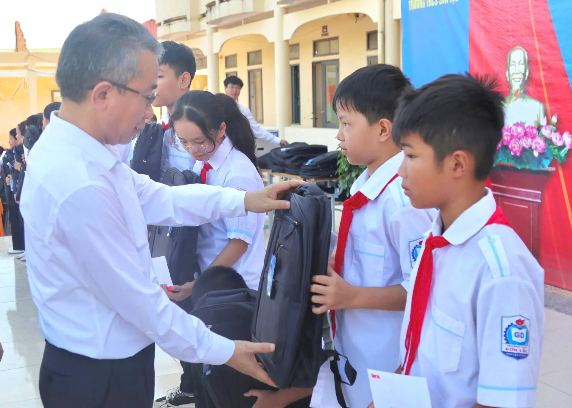 Hà Tĩnh: tiếp sức đến trường cho học sinh vùng lũ