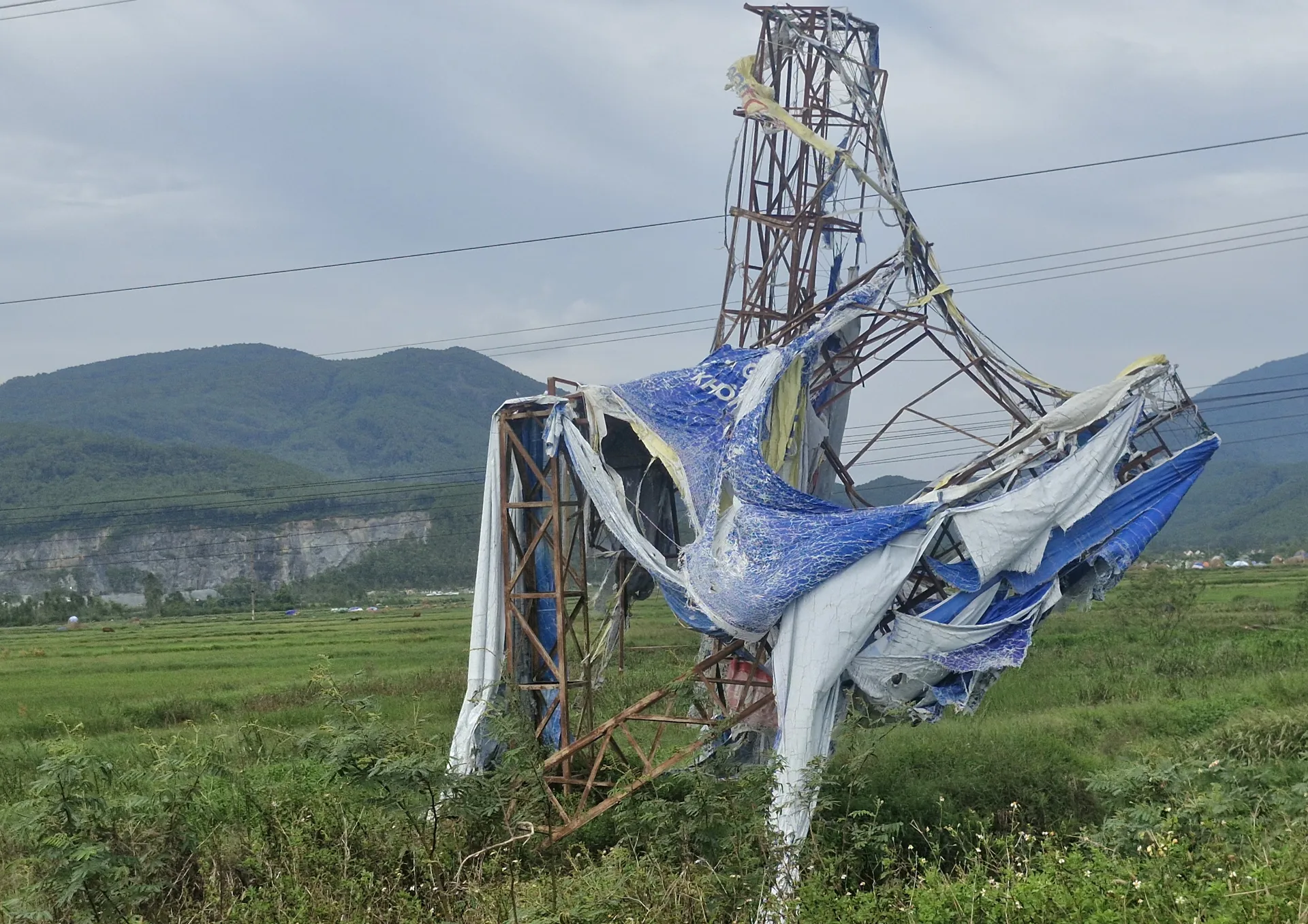 Hà Tĩnh: hàng loạt biển quảng cáo nhếch nhác, gãy đổ dọc quốc lộ 1A