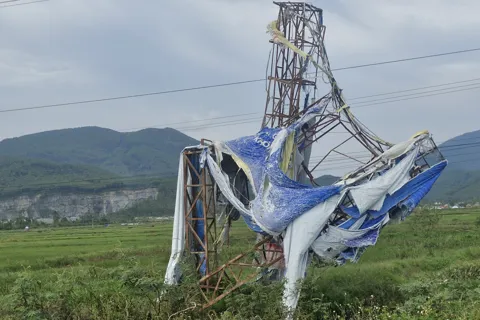 Hà Tĩnh: hàng loạt biển quảng cáo nhếch nhác, gãy đổ dọc quốc lộ 1A